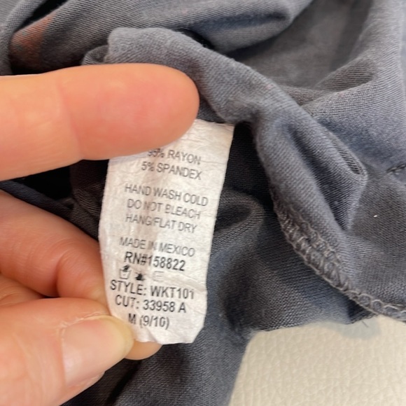 Cropped Graphic Tee size Medium - Picture 3 of 3